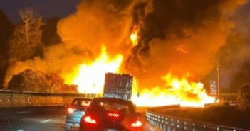 Pipa vuelca y se incendia en autopista México-Puebla