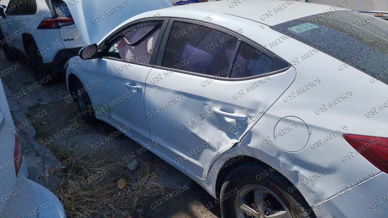 Choque entre Mazda y Hyundai causa movilización en la colonia Lázaro Cárdenas