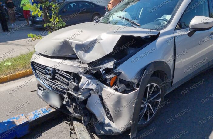 Choque entre Mazda y Hyundai causa movilización en la colonia Lázaro Cárdenas