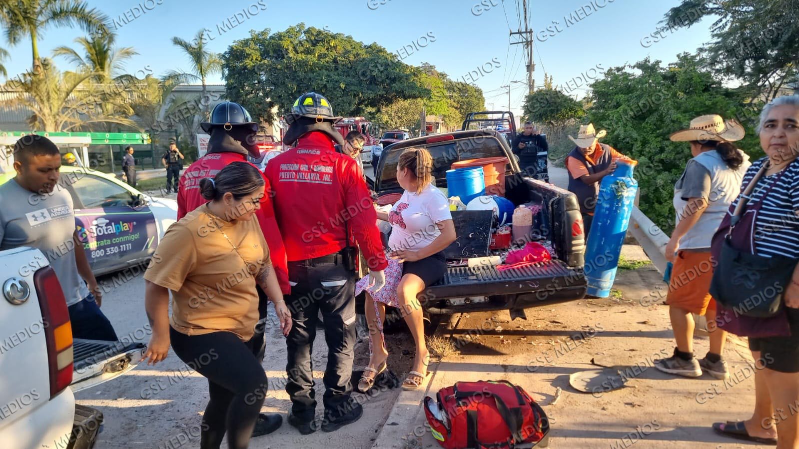 Accidente en Brisas del Pacífico: choca con camioneta de birriería y cae a un canal