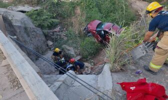 Accidente en Brisas del Pacífico: choca con camioneta de birriería y cae a un canal