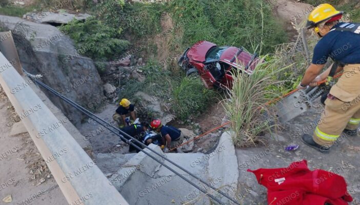 Accidente en Brisas del Pacífico: choca con camioneta de birriería y cae a un canal