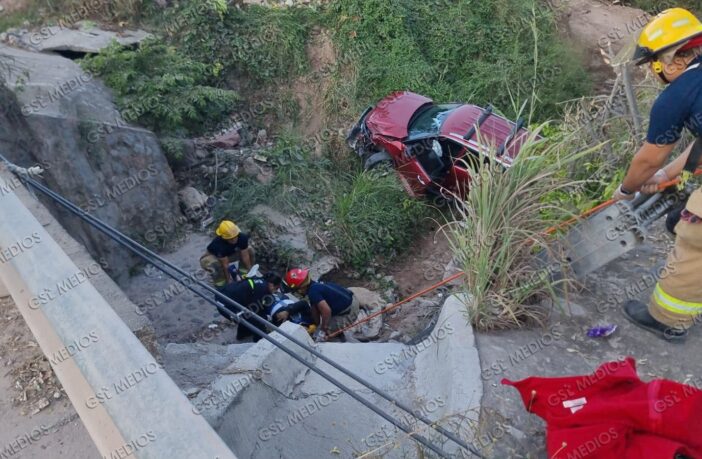 Accidente en Brisas del Pacífico: choca con camioneta de birriería y cae a un canal