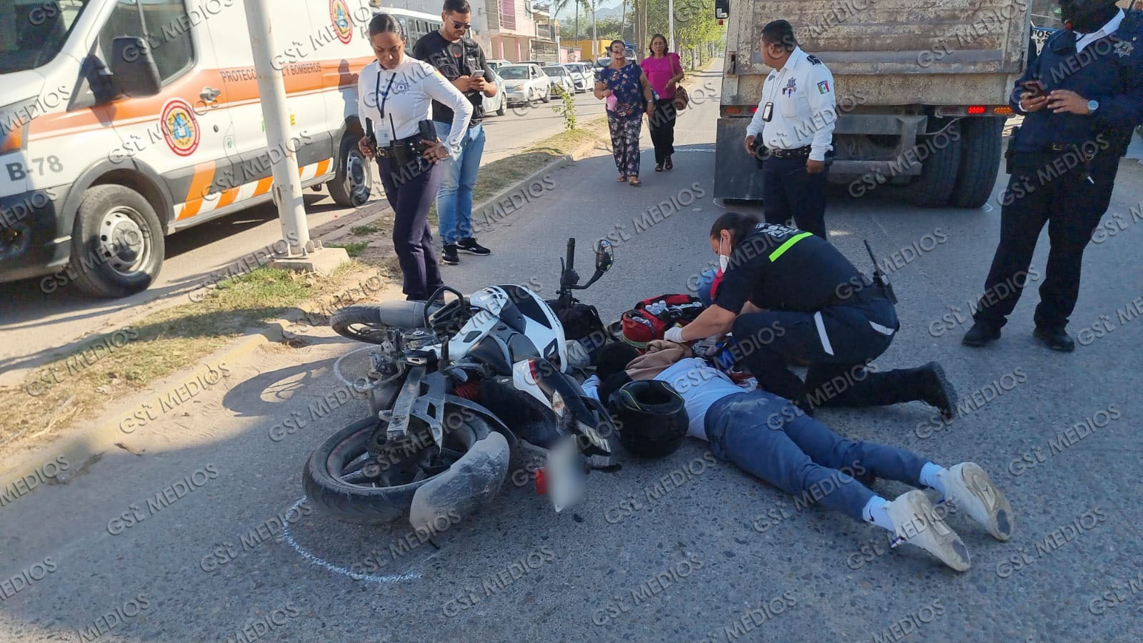 Motociclista derrapa en Villas del Real y sufre graves lesiones