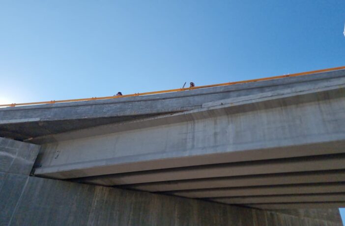 Cae desde la autopista GDL-Vallarta y es trasladado grave al hospital