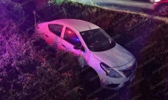 Notiespacio PV | Vehículo cae a canal; conductor se da a la fuga