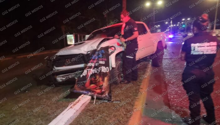 Conductor destroza su camioneta en la Medina Ascencio Conductor destroza su camioneta en la Medina Ascencio