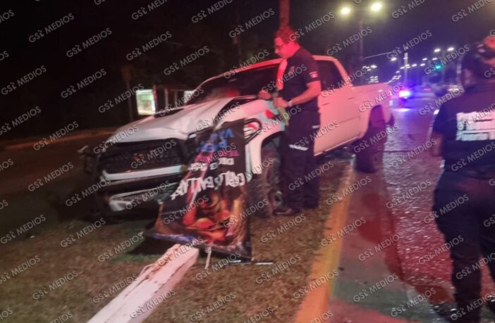 Notiespacio PV | Conductor destroza su camioneta en la Medina Ascencio