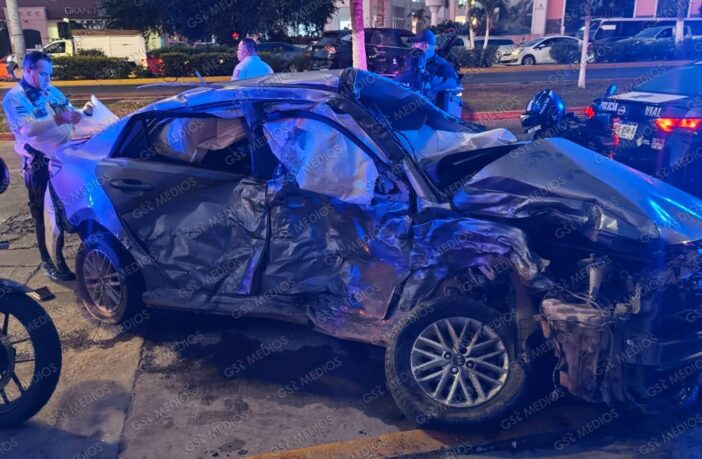 Choque en la Medina Ascencio deja dos personas lesionadas frente a La Isla