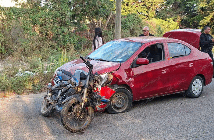 Motociclista atropella peatón en avenida México