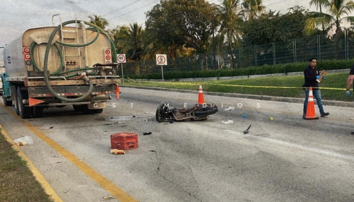 Motociclista murió tras chocar con pipa en Bucerías Motociclista murió tras chocar con pipa en Bucerías