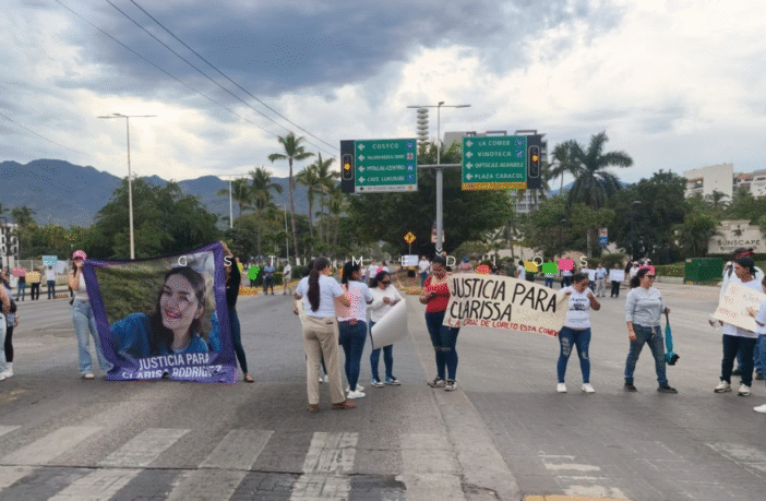 Cierran carriles de la Medina Ascencio al grito de “Justicia para Clarisa”