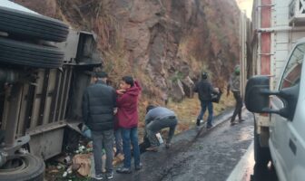 Notiespacio PV | Volcadura de tráiler provoca rapiña en la autopista Guadalajara–Tepic rumbo a Puerto Vallarta
