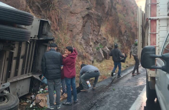 Notiespacio PV | Volcadura de tráiler provoca rapiña en la autopista Guadalajara–Tepic rumbo a Puerto Vallarta
