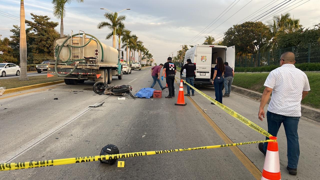 Motociclista murió tras chocar con pipa en Bucerías Motociclista murió tras chocar con pipa en Bucerías