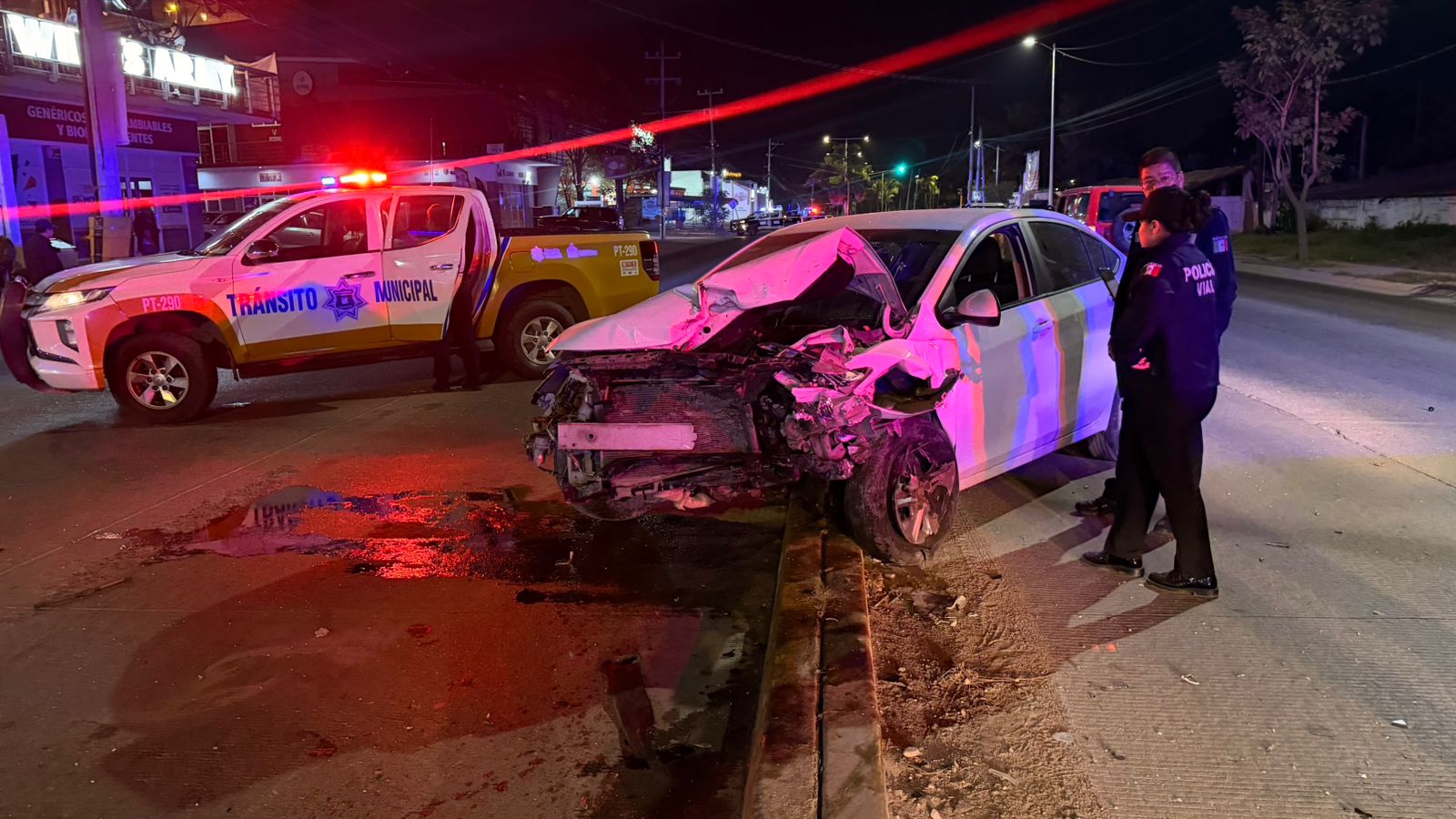 Choque frontal en avenida México deja dos personas prensadas Choque frontal en avenida México deja dos personas prensadas
