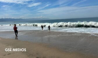 Notiespacio PV | Continúan en bandera roja y amarilla playas de Puerto Vallarta