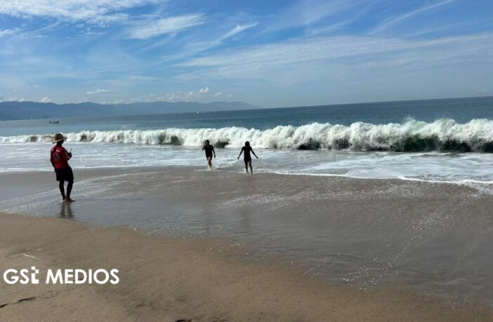Notiespacio PV | Continúan en bandera roja y amarilla playas de Puerto Vallarta