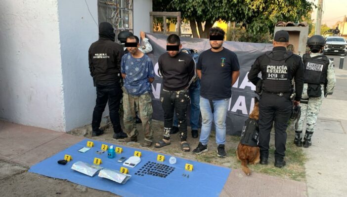 Capturan a tres hombres y aseguran presuntos narcóticos tras cateo en Tlajomulco Capturan a tres hombres y aseguran presuntos narcóticos tras cateo en Tlajomulco