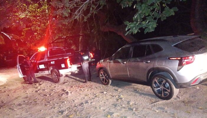 Aseguran vehículo con reporte de robo en la colonia Santa María, en Puerto Vallarta