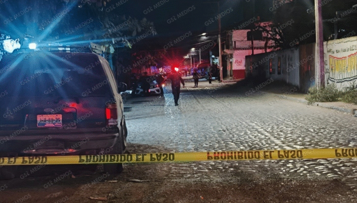 Sujetos en motocicleta le quitan la vida a un hombre en Lomas del Coapinole