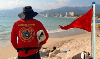 Bandera roja en playas de Puerto Vallarta