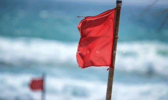 Continua Puerto Vallarta con bandera roja en todas sus playas