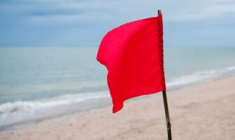 Continua Puerto Vallarta con bandera roja en todas sus playas