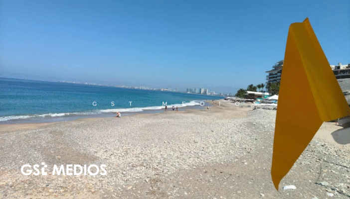Banderas amarillas predominan en playas de Puerto Vallarta Banderas amarillas predominan en playas de Puerto Vallarta