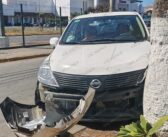 Extranjeras chocan contra palmera al salir del estacionamiento de Walmart 