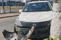 Notiespacio PV | Extranjeras chocan contra palmera al salir del estacionamiento de Walmart 