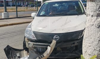 Notiespacio PV | Extranjeras chocan contra palmera al salir del estacionamiento de Walmart 