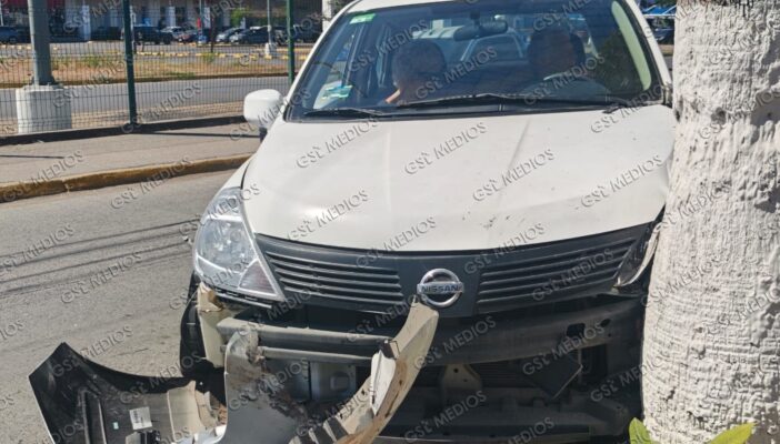 Extranjeras chocan contra palmera al salir del estacionamiento de Walmart 