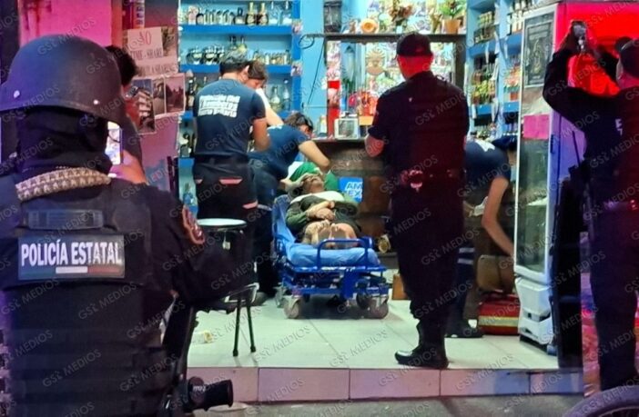Notiespacio PV | Atacan con arma de fuego a pareja en licorería de avenida México