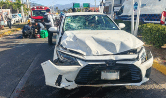 Brutal accidente deja a motociclista repartidor lesionado en Marina Vallarta