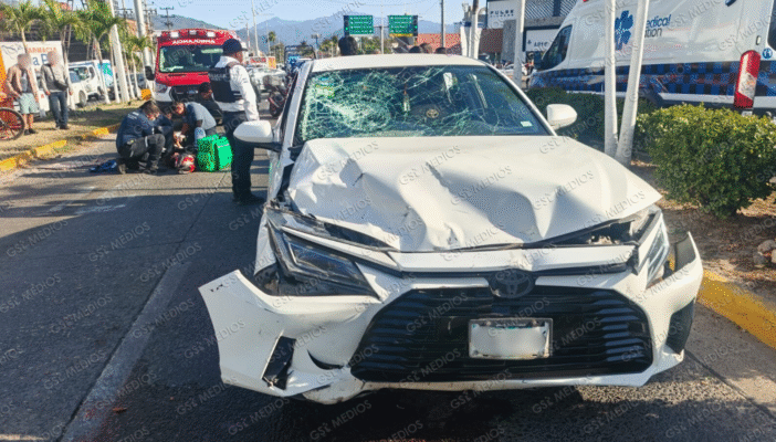 Brutal accidente deja a motociclista repartidor lesionado en Marina Vallarta