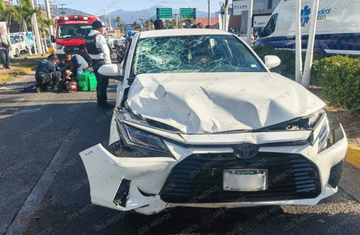 Brutal accidente deja a motociclista repartidor lesionado en Marina Vallarta