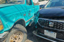 Percance vial en Aralias II deja daños materiales en dos camionetas