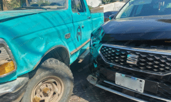Percance vial en Aralias II deja daños materiales en dos camionetas