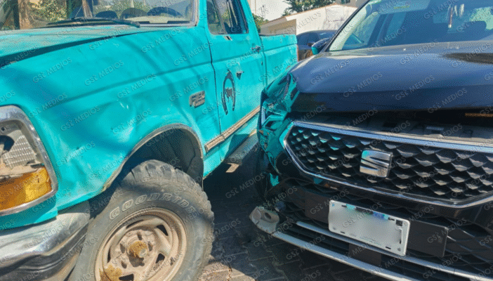 Percance vial en Aralias II deja daños materiales en dos camionetas Percance vial en Aralias II deja daños materiales en dos camionetas