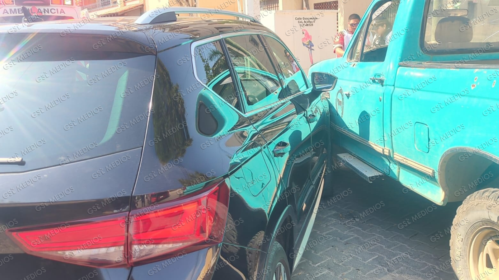 Percance vial en Aralias II deja daños materiales en dos camionetas