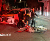 Choque entre motocicleta y taxi deja saldo de 3 lesionados en El Pitillal