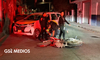 Choque entre motocicleta y taxi deja saldo de 3 lesionados en El Pitillal
