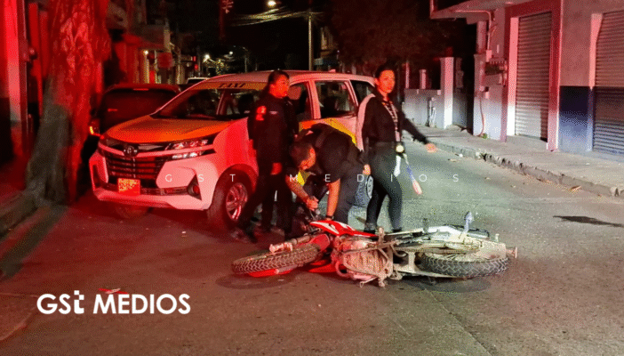 Choque entre motocicleta y taxi deja saldo de 3 lesionados en El Pitillal