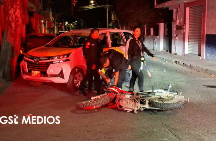 Choque entre motocicleta y taxi deja saldo de 3 lesionados en El Pitillal