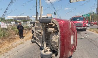 Notiespacio PV | Choque múltiple termina en volcadura entre avenida México y De Los Poetas
