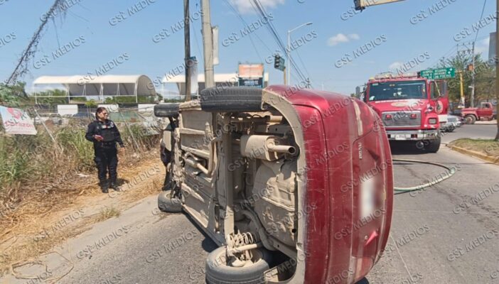 Choque múltiple termina en volcadura entre avenida México y De Los Poetas