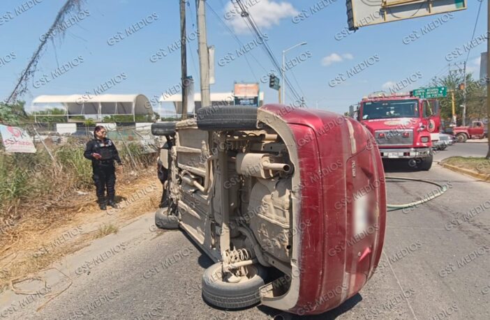 Notiespacio PV | Choque múltiple termina en volcadura entre avenida México y De Los Poetas