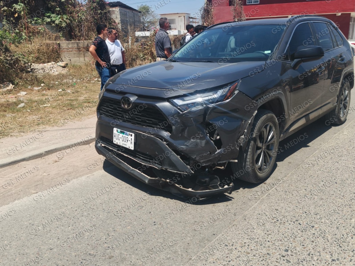 Motociclista resulta con fractura tras choque contra camioneta en la Av. Víctor Yturbe Motociclista resulta con fractura tras choque contra camioneta en la Av. Víctor Yturbe