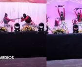 Estudiantes realizan presentación con armas falsas y fotos de alcaldes asesinados en escuela de Michoacán